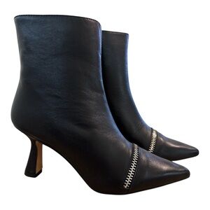 Sleek Black Heeled Boots with Zipper Detail